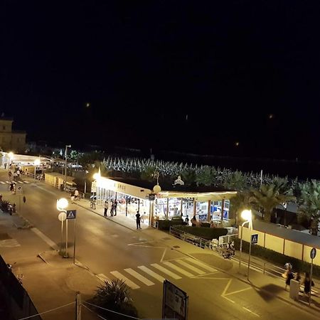 Hotel Bonaria Римини Экстерьер фото