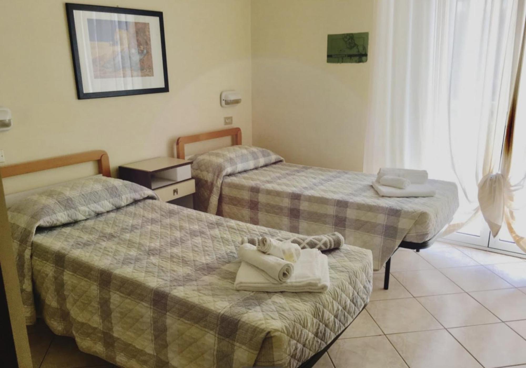 Hotel Bonaria Римини Экстерьер фото