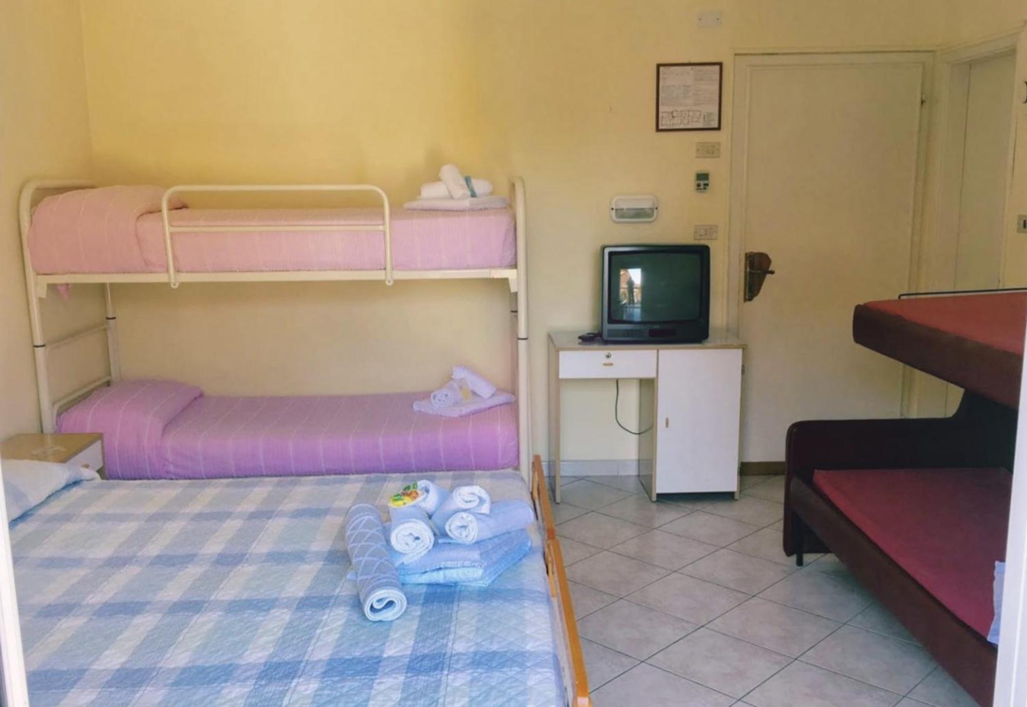 Hotel Bonaria Римини Экстерьер фото