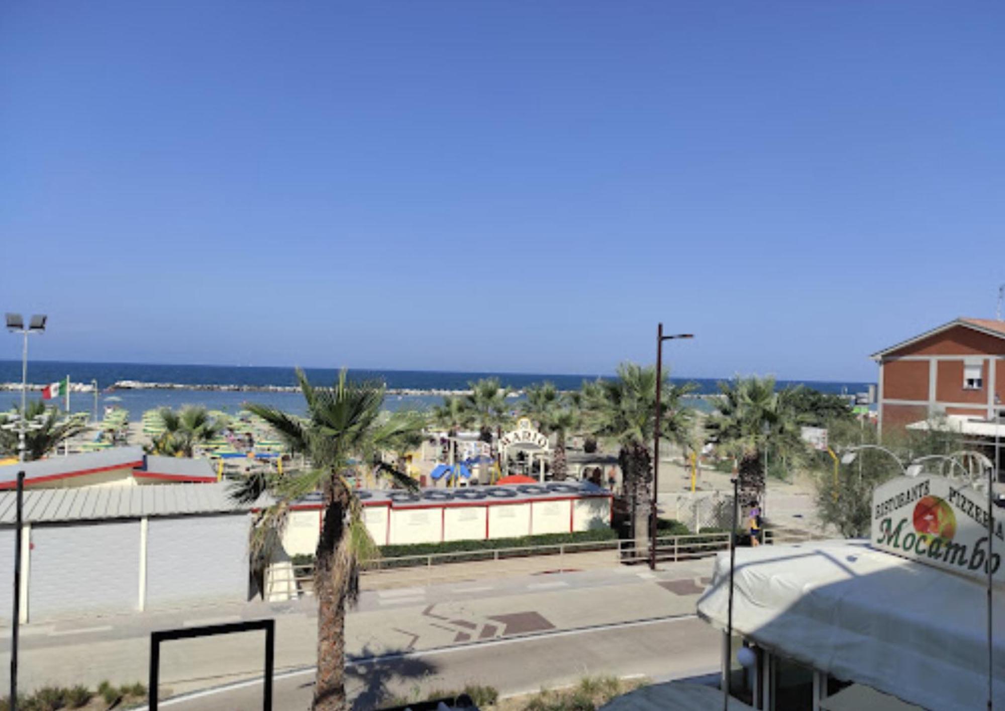 Hotel Bonaria Римини Экстерьер фото