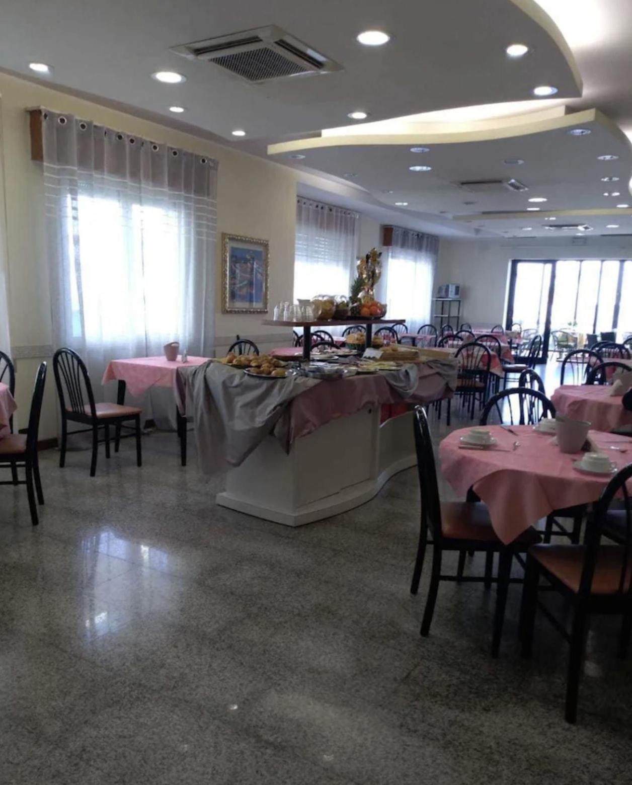 Hotel Bonaria Римини Экстерьер фото