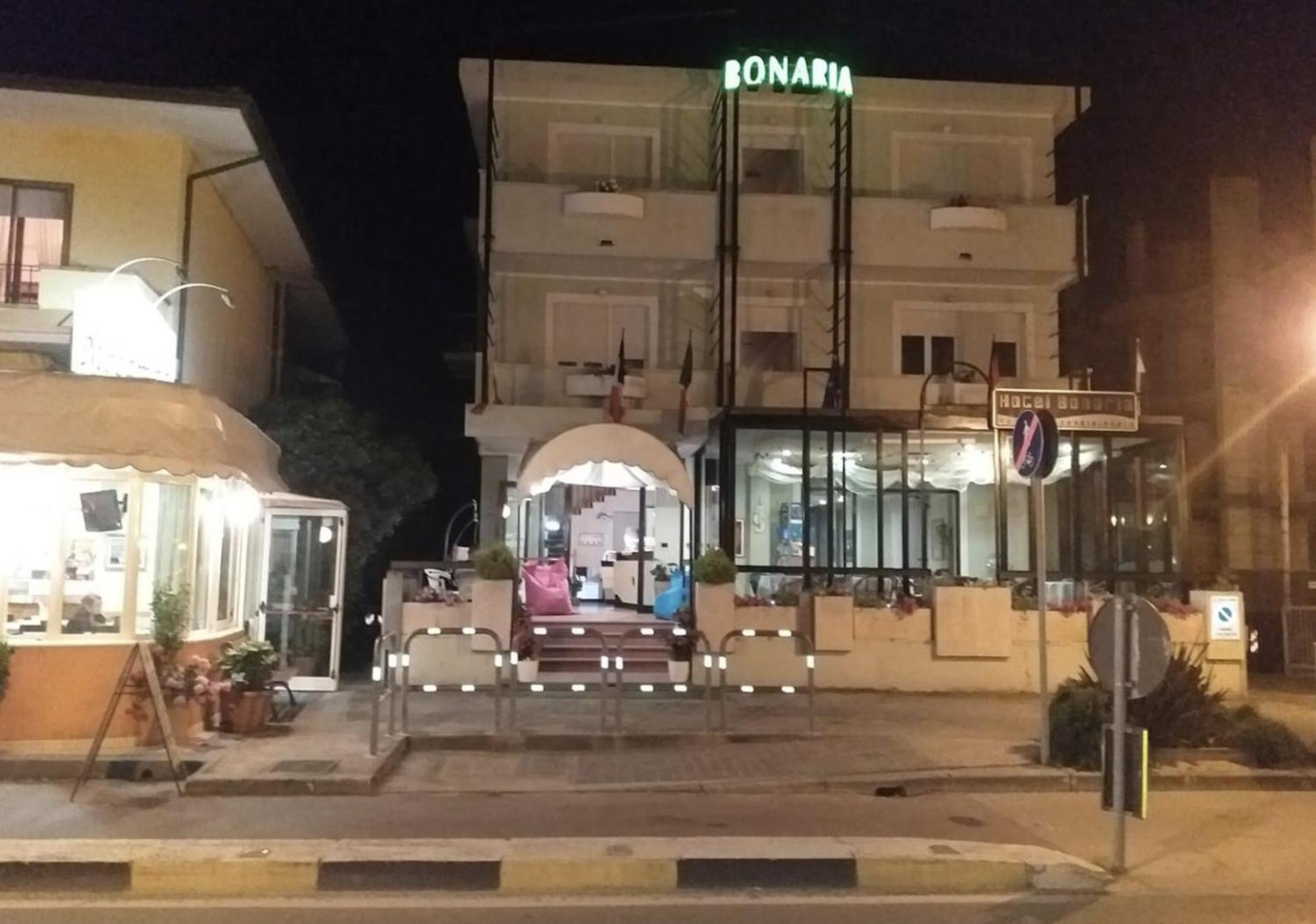 Hotel Bonaria Римини Экстерьер фото